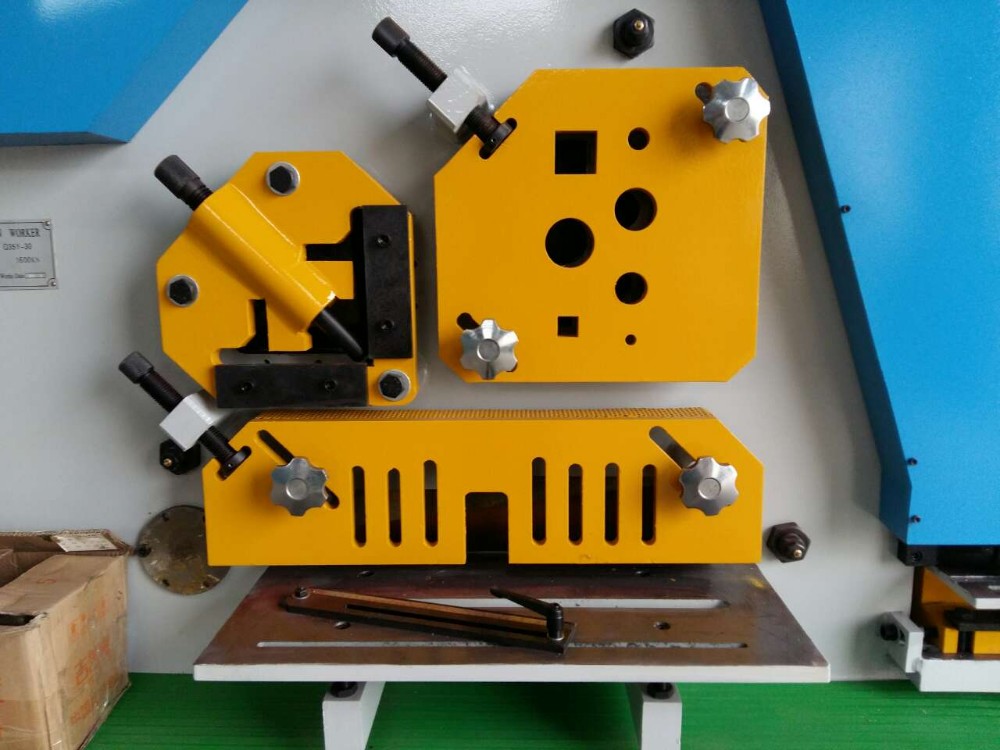 110-tonnine metalllehtpressi nurgalõikamise hüdrauliline rauatöömasin