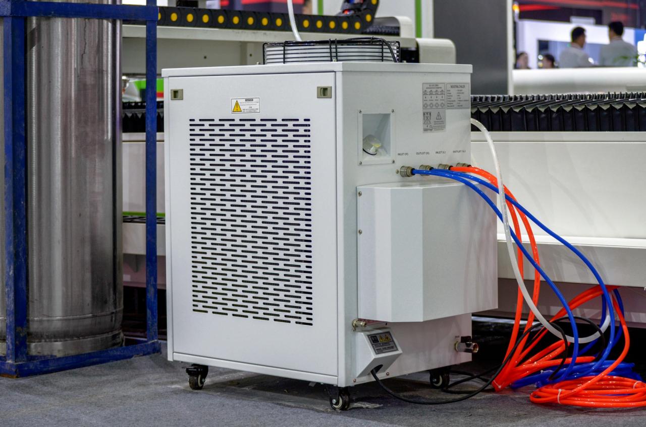 1500*3000mm 500w Racuys Or Ipg Fiber Laser Cutting Machine 1500 * 3000 mm 500 W Racuys või Ipg kiudlaseriga lõikamismasin