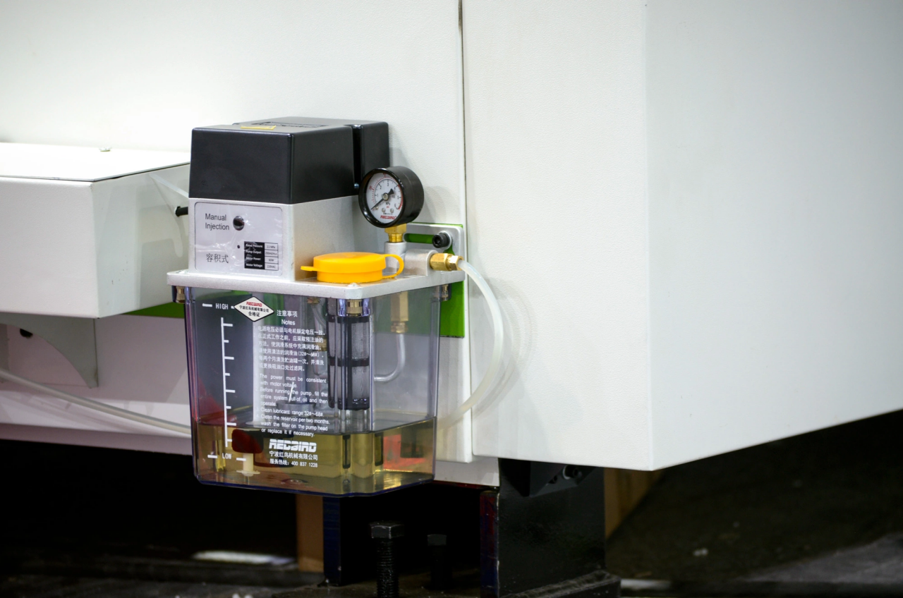 1500*3000mm 500w Racuys Or Ipg Fiber Laser Cutting Machine 1500 * 3000 mm 500 W Racuys või Ipg kiudlaseriga lõikamismasin