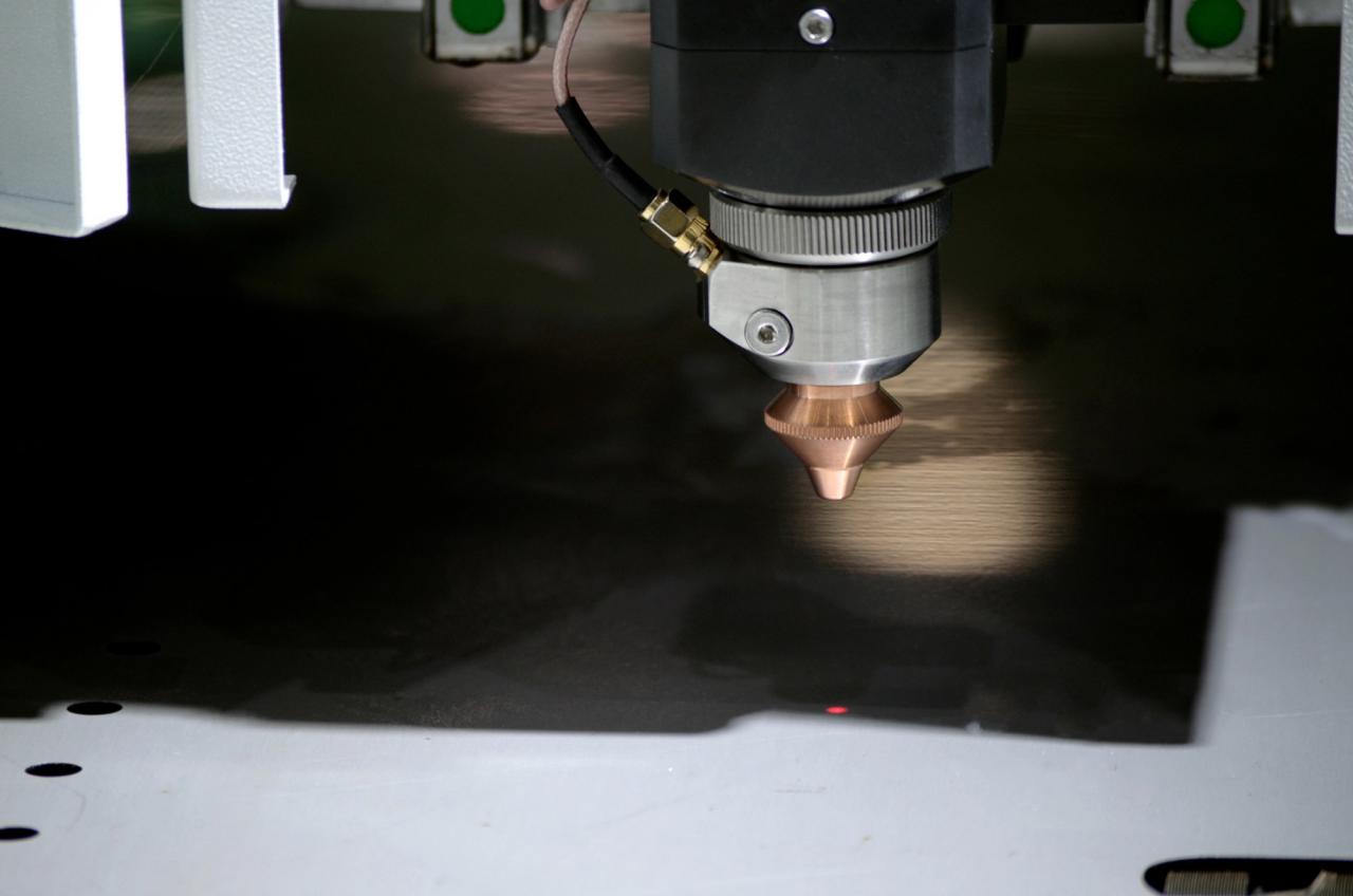 1500*3000mm 500w Racuys Or Ipg Fiber Laser Cutting Machine 1500 * 3000 mm 500 W Racuys või Ipg kiudlaseriga lõikamismasin