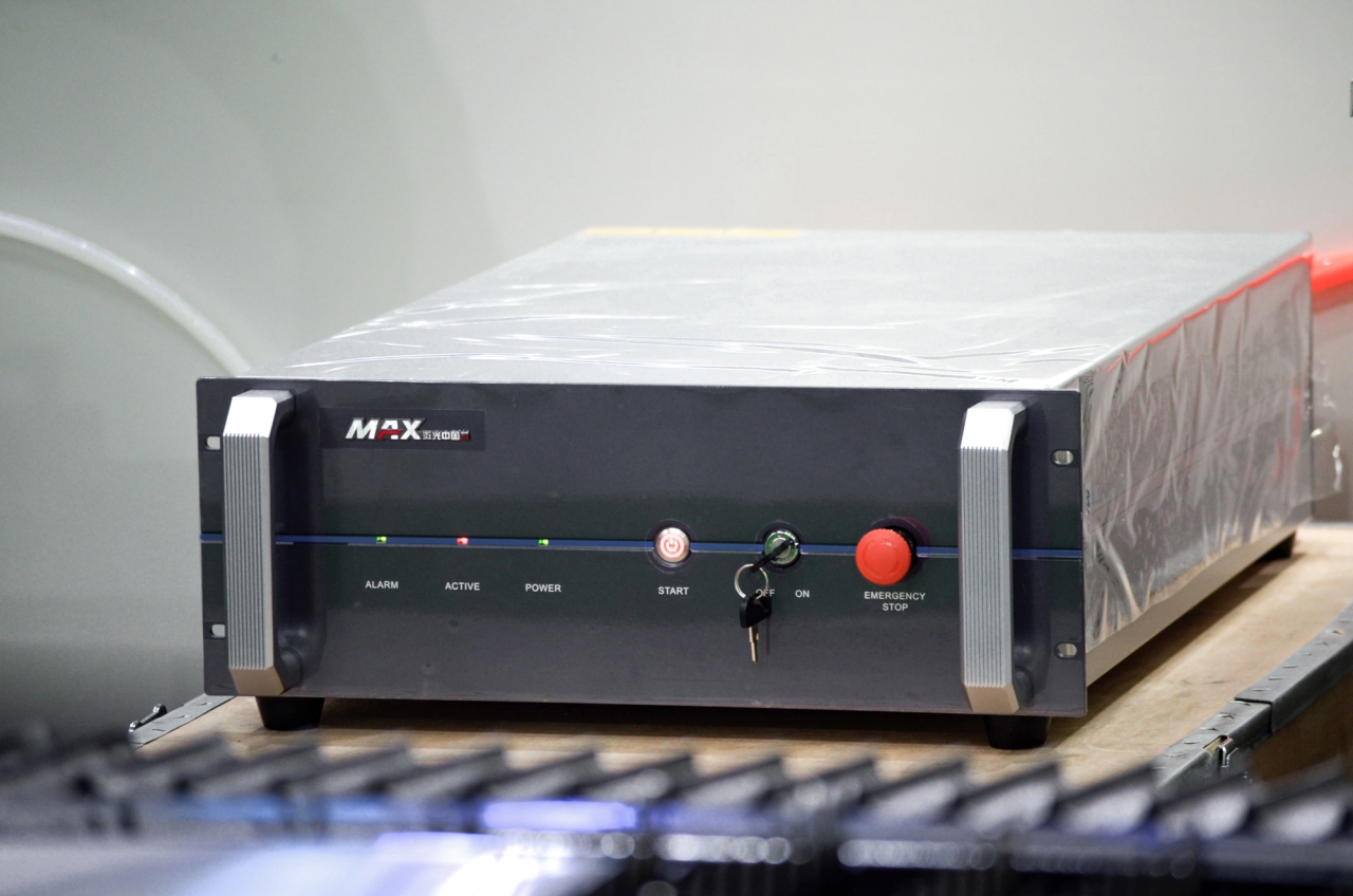 1500*3000mm 500w Racuys Or Ipg Fiber Laser Cutting Machine 1500 * 3000 mm 500 W Racuys või Ipg kiudlaseriga lõikamismasin