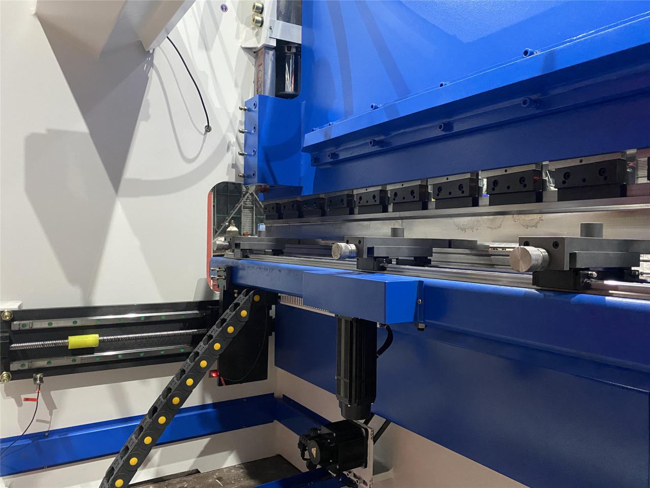 160t-4000 4-axis Cnc Hydraulic Bending Machine Press Brake 160t-4000 4-teljeline CNC hüdrauliline painutusmasin vajutage piduri