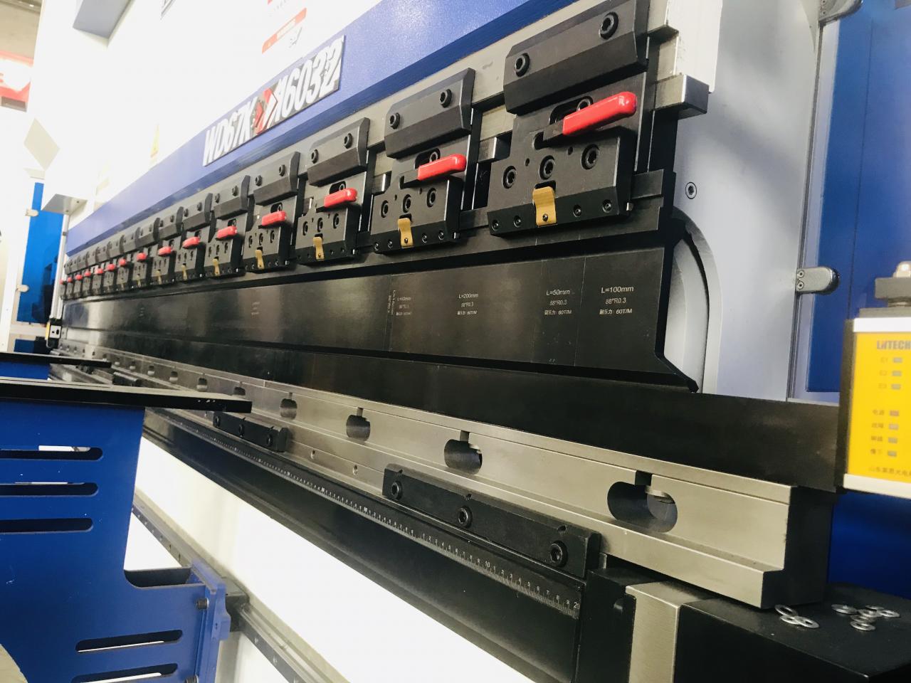 200t 300t Standard Industrial Press Brake Cnc Hydraulic Press Brake Machine 200t 300t standardne tööstuslik presspidur Cnc hüdrauliline presspidurimasin