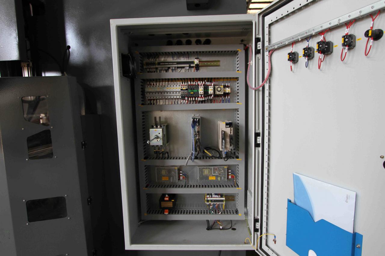 200t 300t Standard Industrial Press Brake Cnc Hydraulic Press Brake Machine 200t 300t standardne tööstuslik presspidur Cnc hüdrauliline presspidurimasin