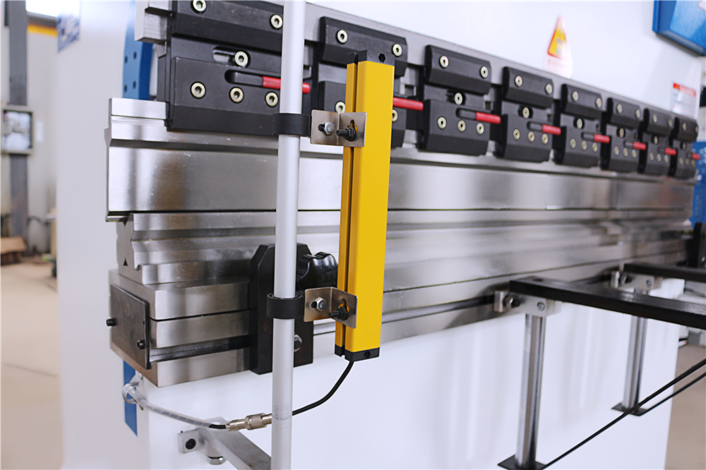 3+1 Axis Cnc Hydraulic Press Brake With Esa System 3+1 telje Cnc hüdrauliline presspidur ESa süsteemiga