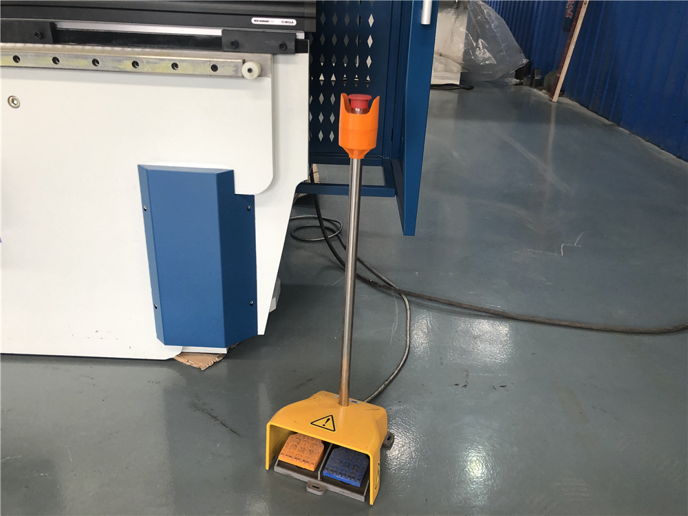 3+1 Axis Cnc Hydraulic Press Brake With Esa System 3+1 telje Cnc hüdrauliline presspidur ESa süsteemiga