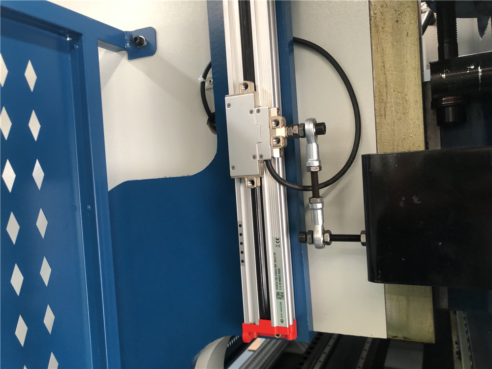 3+1 Axis Cnc Hydraulic Press Brake With Esa System 3+1 telje Cnc hüdrauliline presspidur ESa süsteemiga