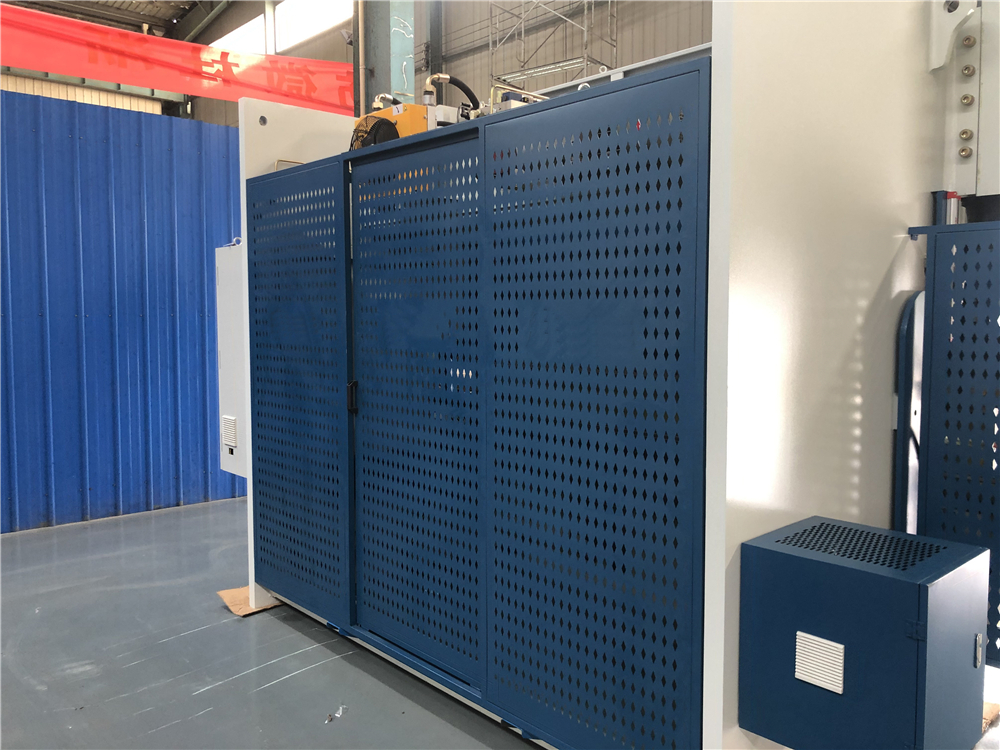 3+1 Axis Cnc Hydraulic Press Brake With Esa System 3+1 telje Cnc hüdrauliline presspidur ESa süsteemiga