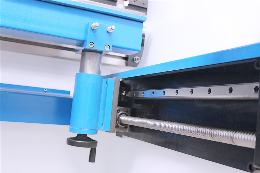 3+1 Axis Cnc Hydraulic Press Brake With Esa System 3+1 telje Cnc hüdrauliline presspidur ESa süsteemiga