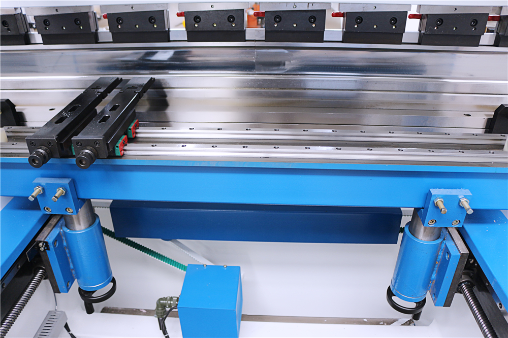 3+1 Axis Cnc Hydraulic Press Brake With Esa System 3+1 telje Cnc hüdrauliline presspidur ESa süsteemiga