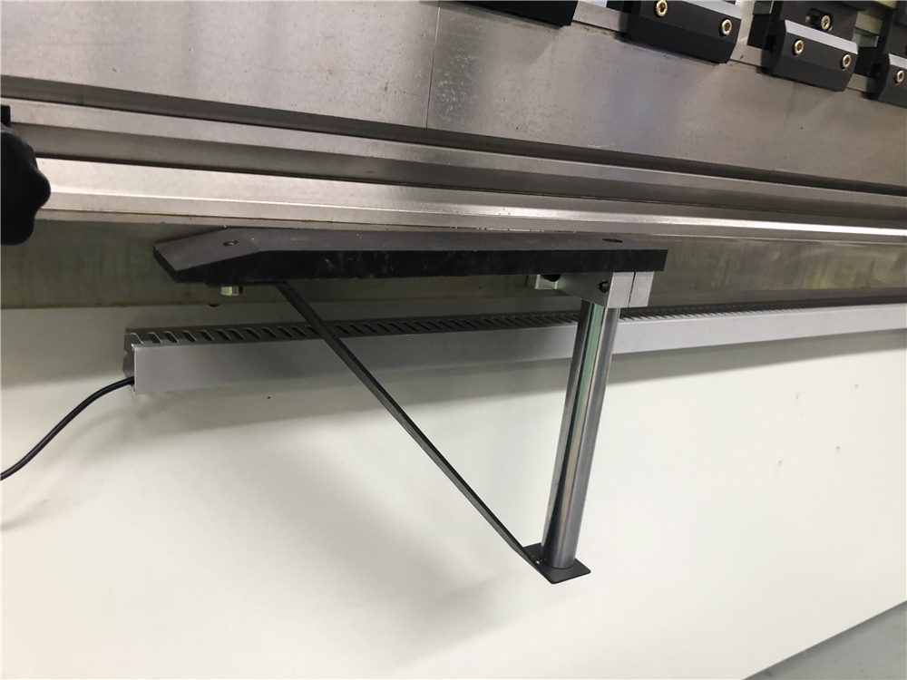 3+1 Axis Cnc Hydraulic Press Brake With Esa System 3+1 telje Cnc hüdrauliline presspidur ESa süsteemiga