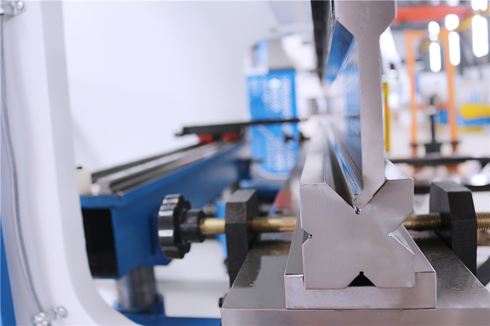 3+1 Axis Cnc Hydraulic Press Brake With Esa System 3+1 telje Cnc hüdrauliline presspidur ESa süsteemiga