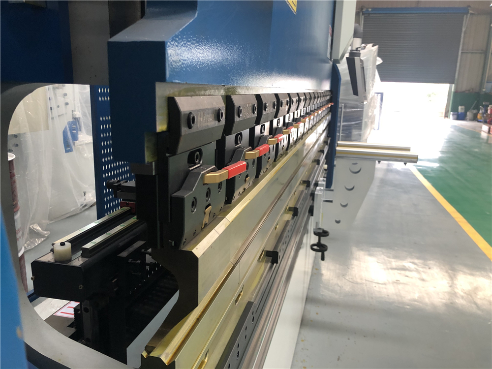 3+1 Axis Cnc Hydraulic Press Brake With Esa System 3+1 telje Cnc hüdrauliline presspidur ESa süsteemiga