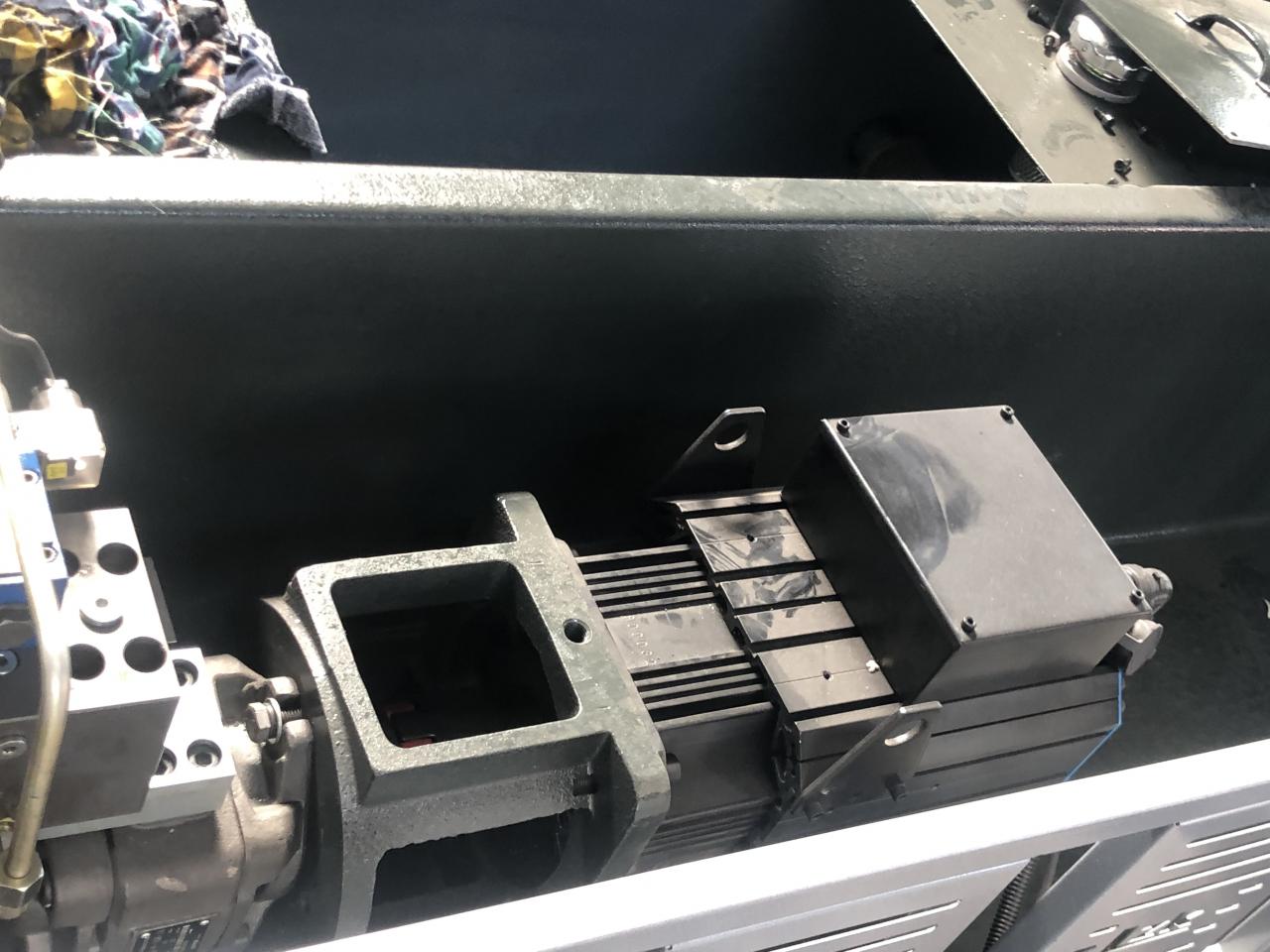 3+1 Axis Cnc Hydraulic Press Brake With Esa System 3+1 telje Cnc hüdrauliline presspidur ESa süsteemiga