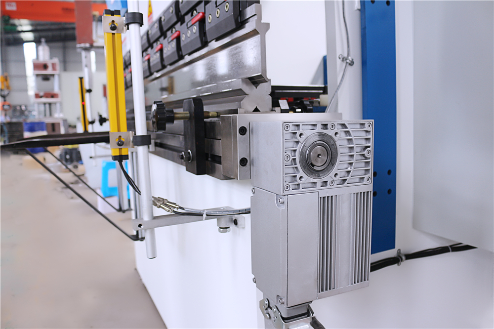 3+1 Axis Cnc Hydraulic Press Brake With Esa System 3+1 telje Cnc hüdrauliline presspidur ESa süsteemiga