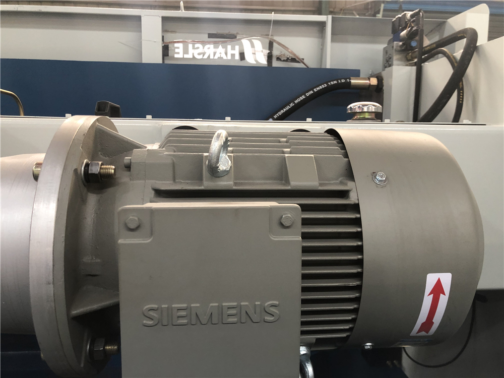 3+1 Axis Cnc Hydraulic Press Brake With Esa System 3+1 telje Cnc hüdrauliline presspidur ESa süsteemiga