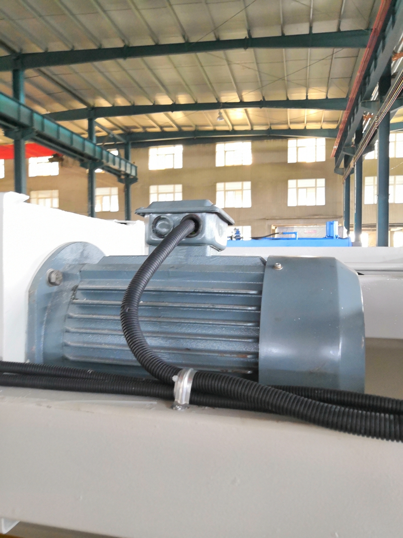 6mm Q11 Electric Sheet Plate Shearing Machine 8 Feet Sheet Metal Shearing Machine 6 mm Q11 elektriline lehtplaatide lõikamismasin 8 jalaga lehtmetalli lõikamismasin