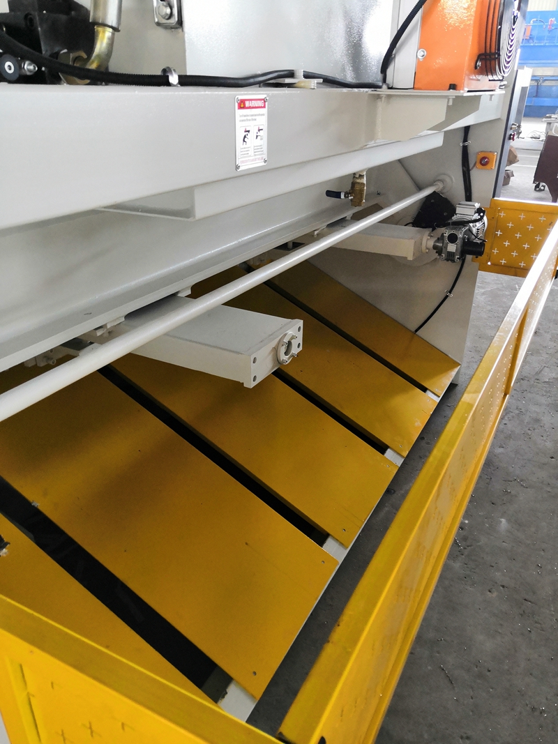 6mm Q11 Electric Sheet Plate Shearing Machine 8 Feet Sheet Metal Shearing Machine 6 mm Q11 elektriline lehtplaatide lõikamismasin 8 jalaga lehtmetalli lõikamismasin