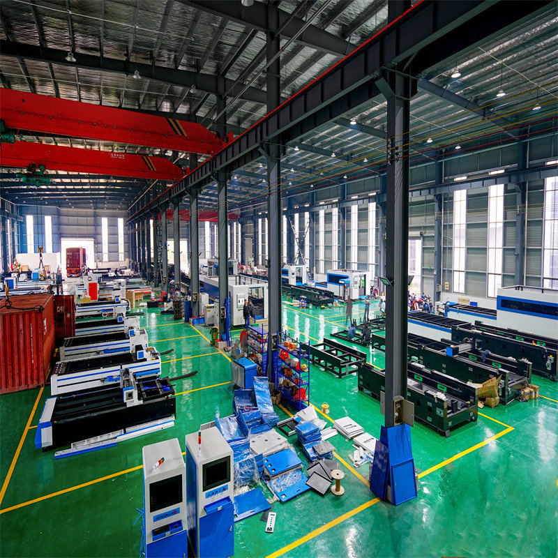 Suure võimsusega 3015 2000 W metallplekist CNC kiudlaseriga lõikamismasin 3