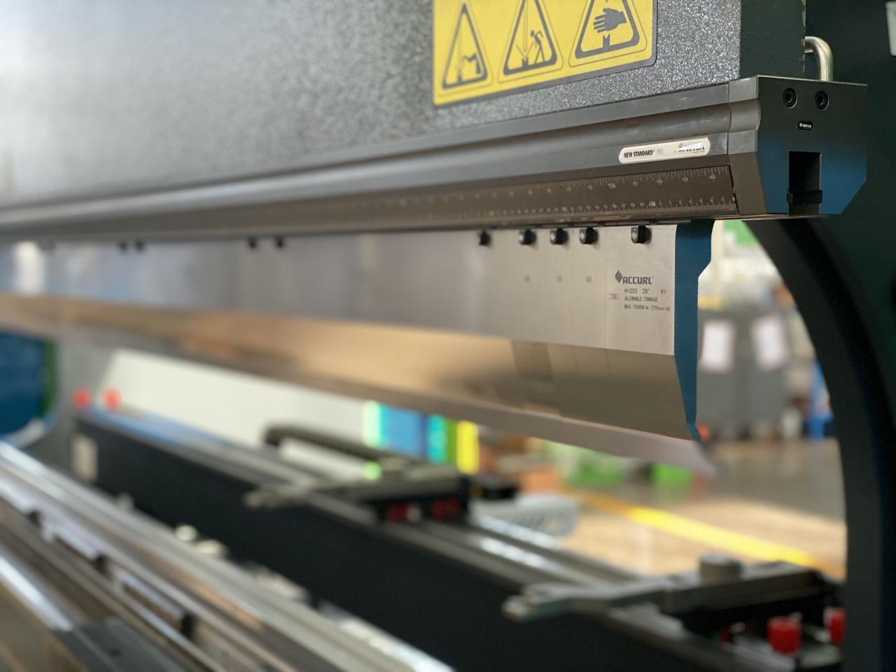 China 220t Cnc Bending Machine 6+1 Axis Hydraulic Press Brake Price Hiina 220t CNC painutusmasin 6+1 teljega hüdrauliline presspiduri hind