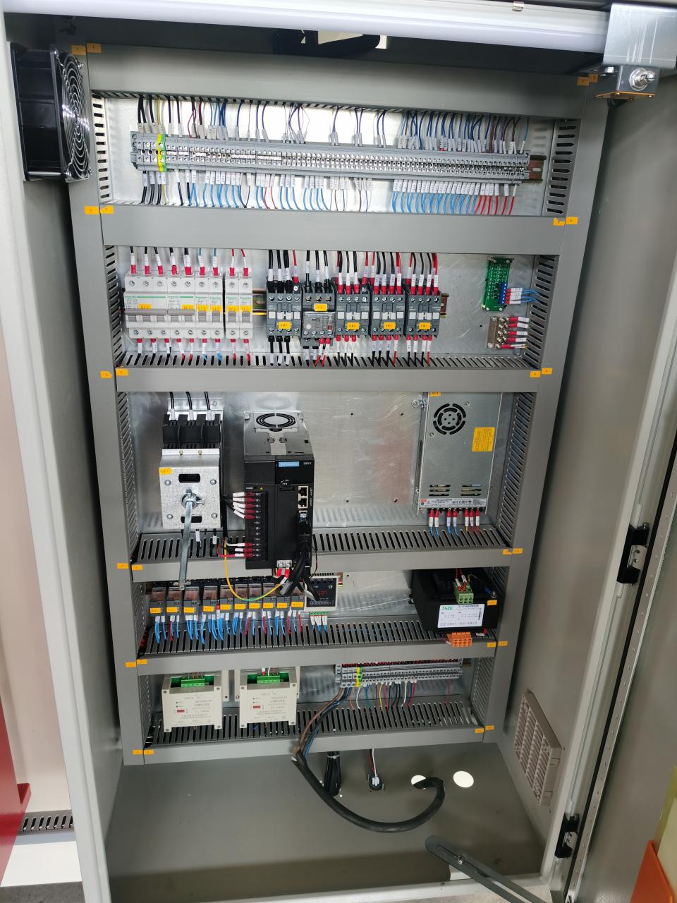 China Metal Hydraulic Press Brake Machine With Reasonable Price Hiina metallist hüdrauliline piduripressimasin mõistliku hinnaga