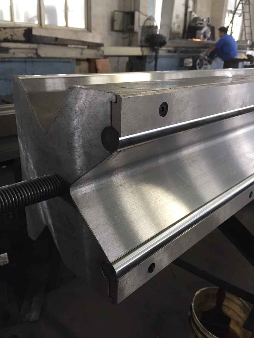 Full Automatic High Power Sheet Bending Machine And Cnc Press Brake Machine Täisautomaatne suure võimsusega lehtede painutusmasin ja CNC-pressimispiduri masin