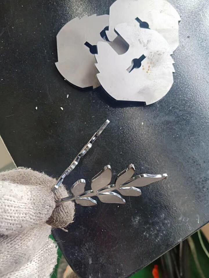 Suure võimsusega 3015 2000 W metallplekist Cnc kiudlaseriga lõikamismasin