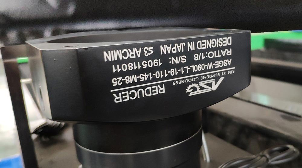 Kõrge täpsusega 1000 W kiudlaseriga lõikamismasina hind