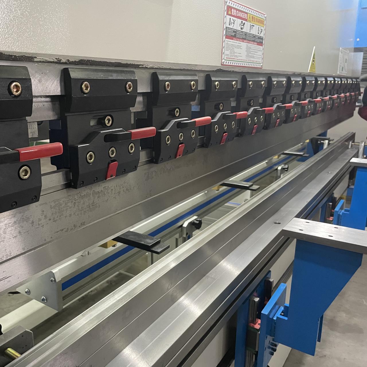 High Quality 3m Press Brake Machine Hydraulic 100 Ton For Sheet Metal Bending Kvaliteetne 3 m presspidurimasin hüdrauliline 100 tonni lehtmetalli painutamiseks