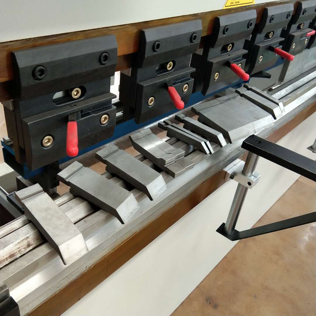 130 t/3200 mm 4+1 teljega Delem Da53t Cnc piduri hüdrauliline pressimine