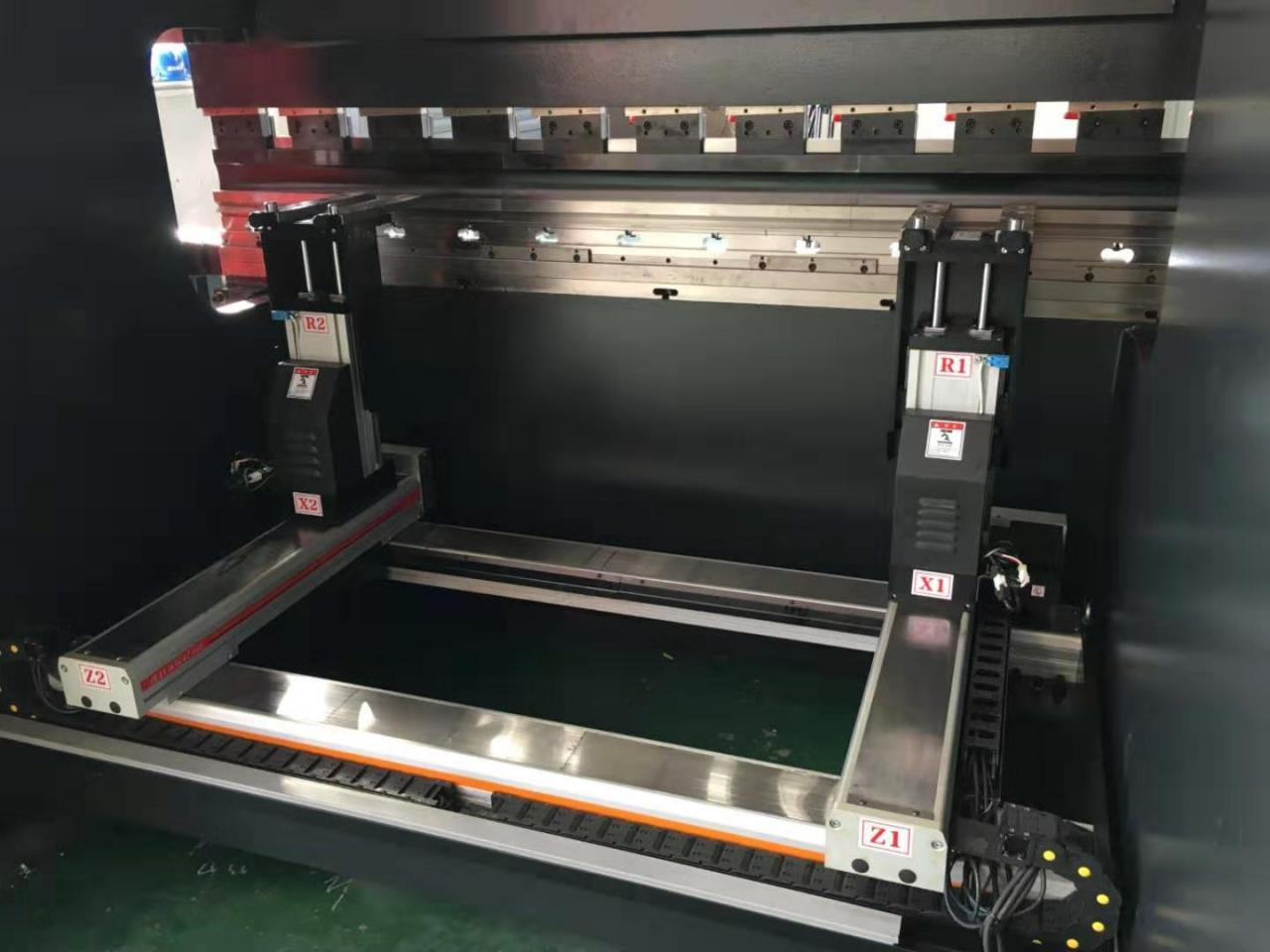 Hydraulic Stainless Steel Wc67y/k-300/6000 Mould Crowning Press Brake Hüdrauliline roostevaba teras Wc67y/k-300/6000 vormi kroonimispressi pidur