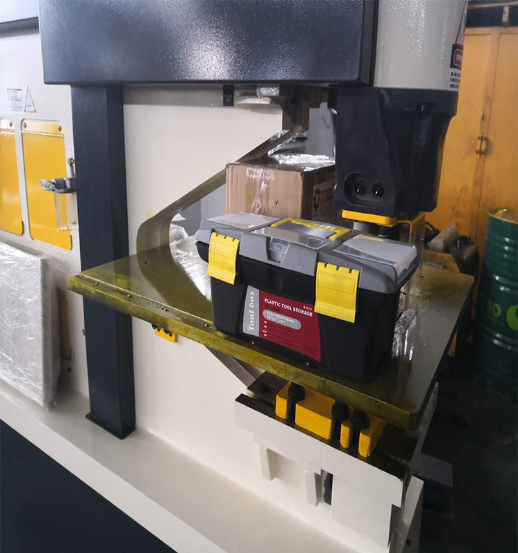 Metal Cutting Hydraulic Steelworkers Machine For Punching Cropping Notching Cutting Metalli lõikamise hüdrauliline terasetööstusmasin mulgustamiseks, kärpimiseks, lõikamiseks