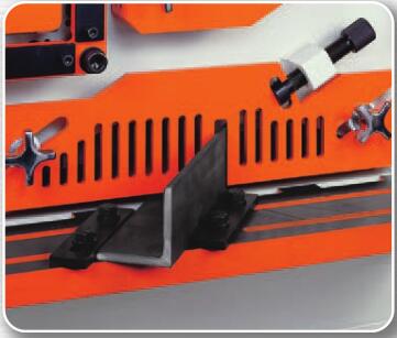 Metallist hüdrauliline IronWorkeri mulgustamis- ja lõikamismasin