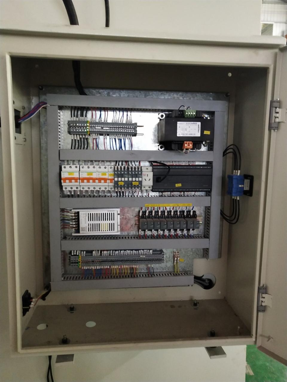 Pneumaatilise hõõrdsiduriga suure jõudlusega stantsimismasin