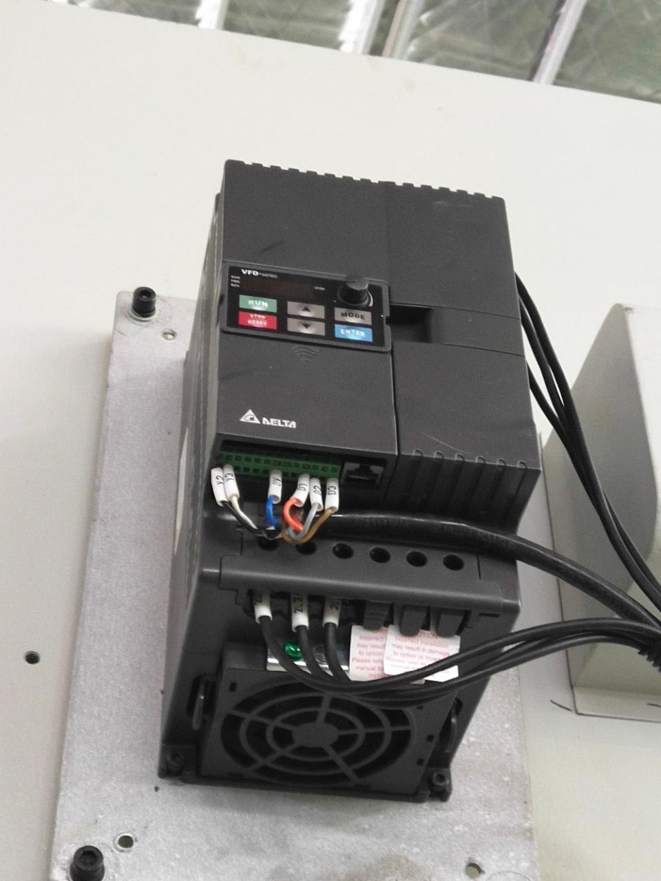 Pneumaatilise hõõrdsiduriga suure jõudlusega stantsimismasin