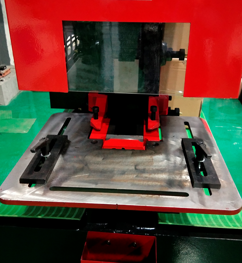 Q35y Series Hydraulic Ironworker Shearing And Punching Machine Q35y seeria hüdrauliline raudtöötleja lõikamis- ja stantsimismasin