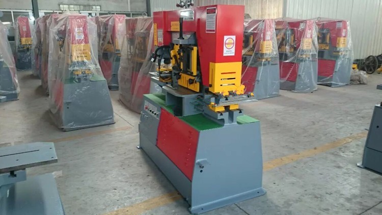 Q35y Series Multifunctional Hydraulic Iron Worker Combined Shearing And Punching Machine Q35y seeria multifunktsionaalne hüdrauliline rauatööline kombineeritud lõikamis- ja mulgustamismasin