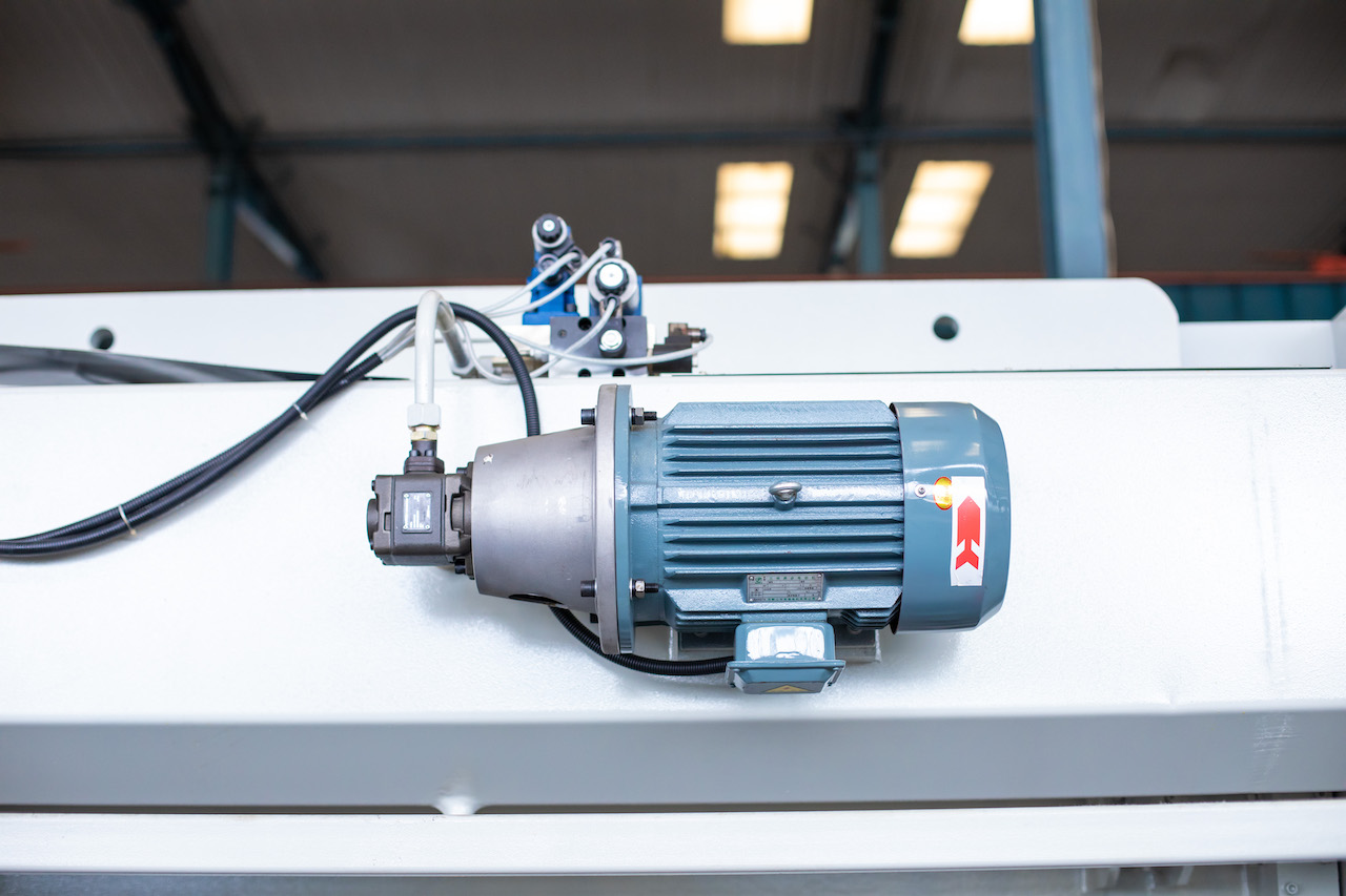 Qc11y 8x3200 Sheet Metal Shearing Machine Steel Plate Hydraulic Shearing Machine Qc11y 8x3200 lehtmetalli lõikemasin terasplaadi hüdrauliline lõikemasin