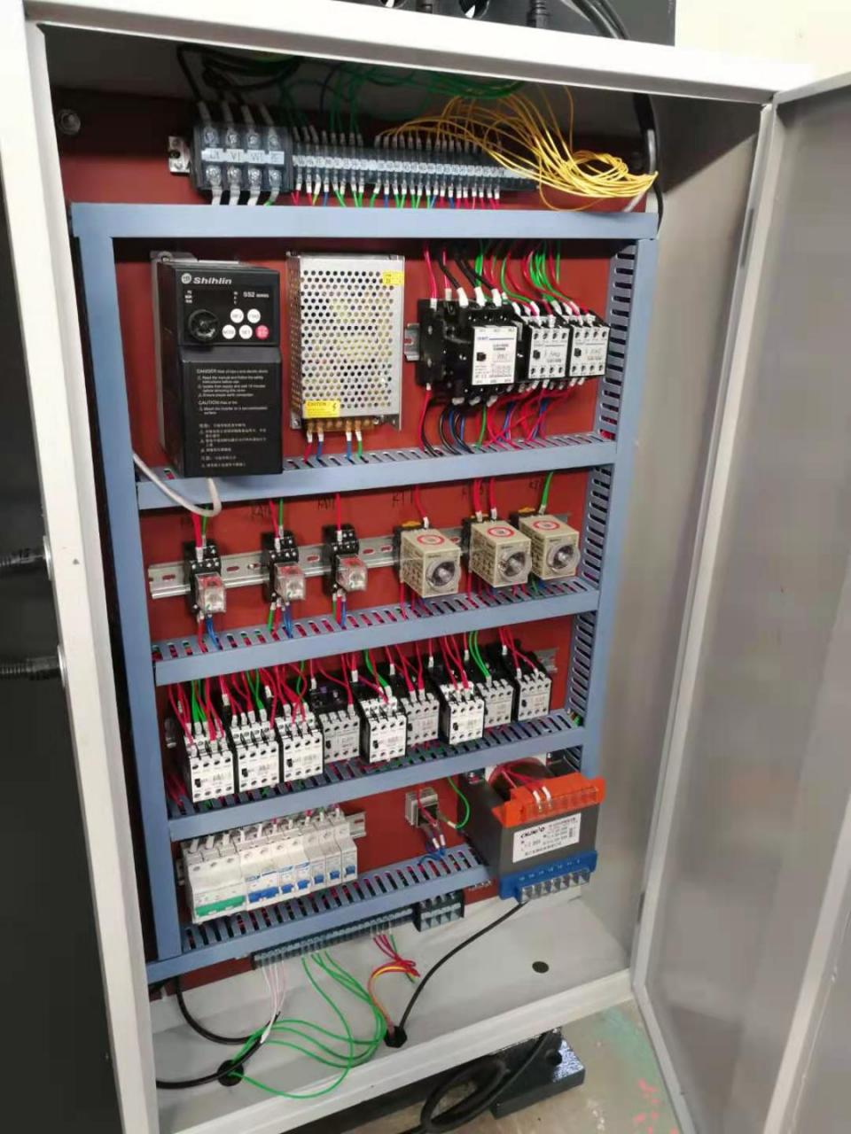 Wc67y-160 4000 Hydraulic Press Brake Cnc Metal Bending Machine For 4000mm Width Steel Wc67y-160 4000 hüdrauliline presspidur Cnc metalli painutusmasin 4000 mm laiuse terase jaoks